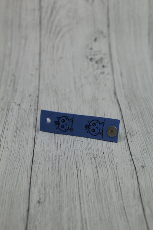 Бирка 47х16мм "Котенок" голубая, с кнопкой, натур.кожа